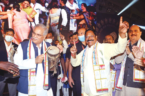  मंच पर विदेशी कलाकारों के साथ छत्तीसगढ़ी गाना महुवा झड़े में थिरके सीएम-मंत्री