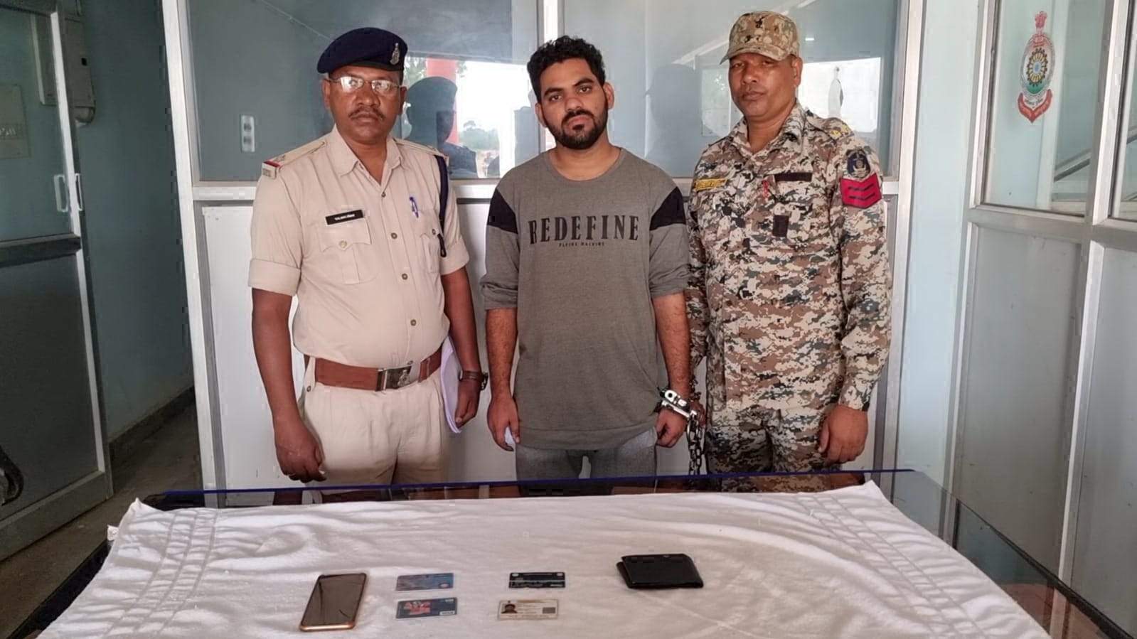 खाताधारकों का पैसे को खुद खर्च कर लाखों की धोखाधड़ी खाताधारकों का पैसे को खुद खर्च कर लाखों की धोखाधड़ी