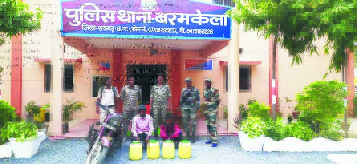 बुलेट पर शराब का अवैध परिवहन, दो गिरफ्तार