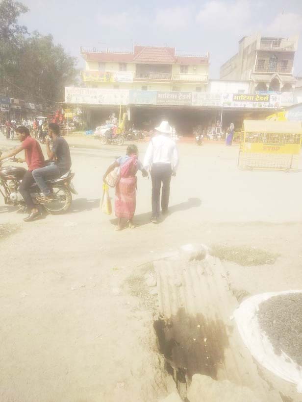 यातायात पुलिस ने दिखाई मानवता