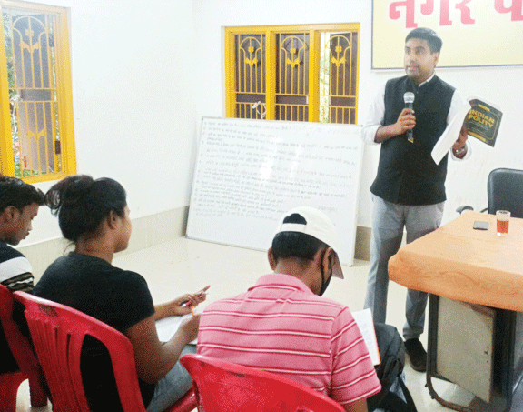 प्रतियोगी परीक्षा तैयारी के लिए युवाओं को एसडीएम ने दिए टिप्स प्रतियोगी परीक्षा तैयारी के लिए युवाओं को एसडीएम ने दिए टिप्स