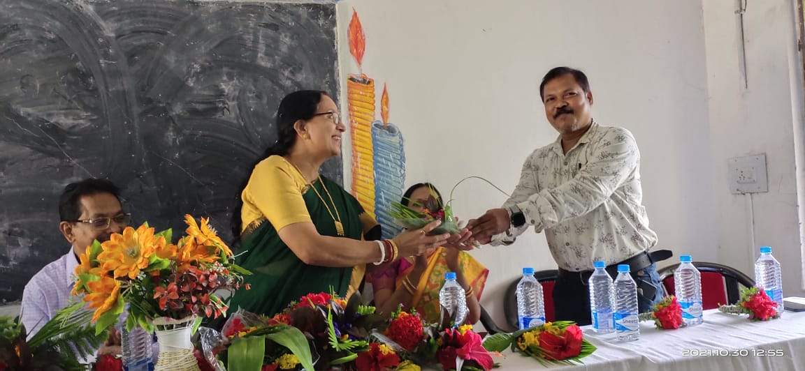 शिक्षिका को दी विदाई