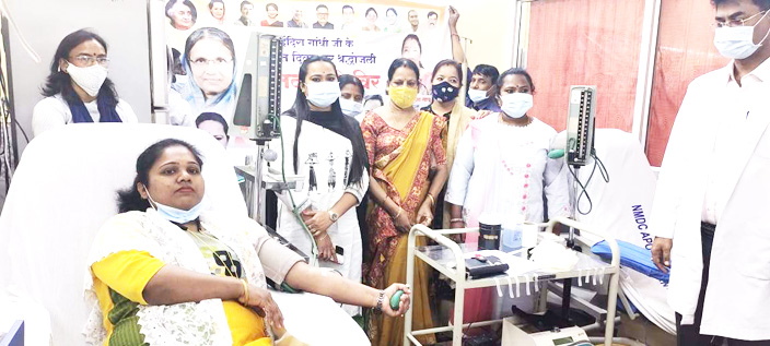 इंदिरा की याद में महिला कांग्रेस द्वारा रक्तदान शिविर