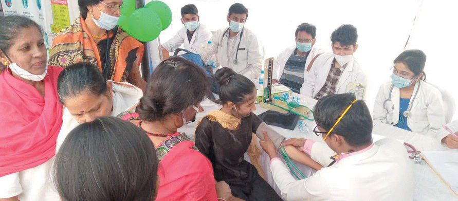 इंदिरा गांधी की पुण्यतिथि पर महिला कांग्रेस ने किया रक्तदान अस्पताल में बांटे फल