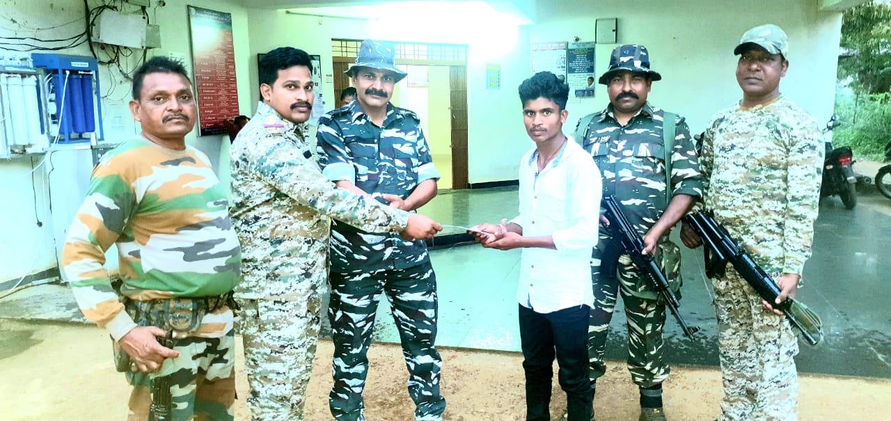 ईनामी नक्सली ने किया समर्पण