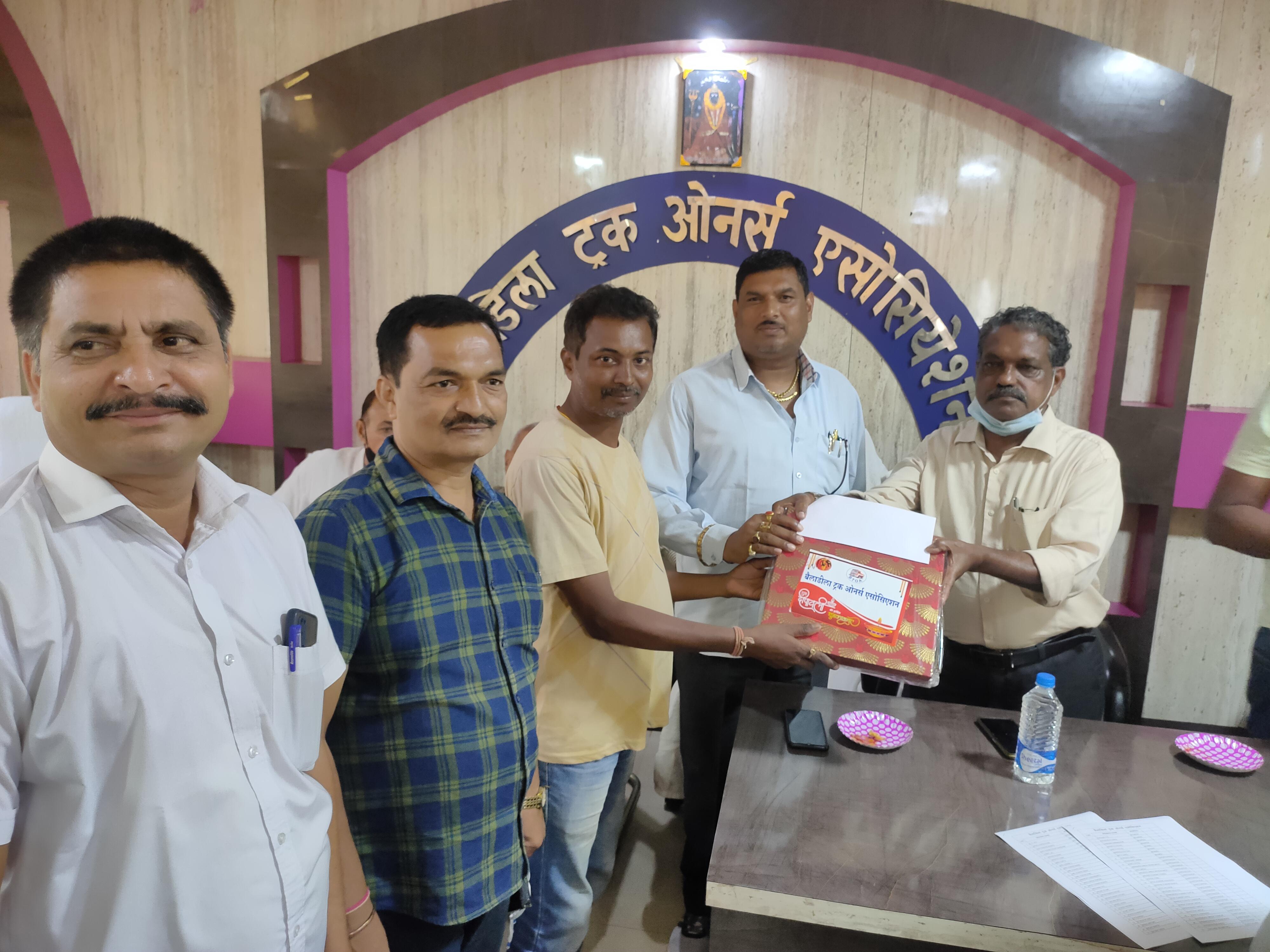 बैलाडीला ट्रक ओनर्स एसो. ने बांटे उपहार