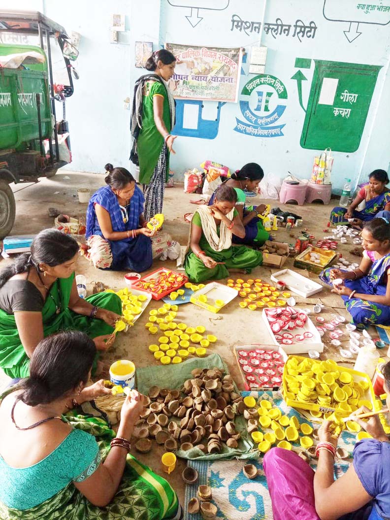 लोगों को भा रही गोबर से बने दीये व कलाकृतियां