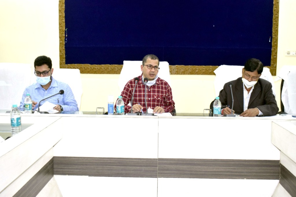 स्थानीय कानून व्यवस्था दुरुस्त रखने अफसर मुख्यालय में ही रहें- कलेक्टर