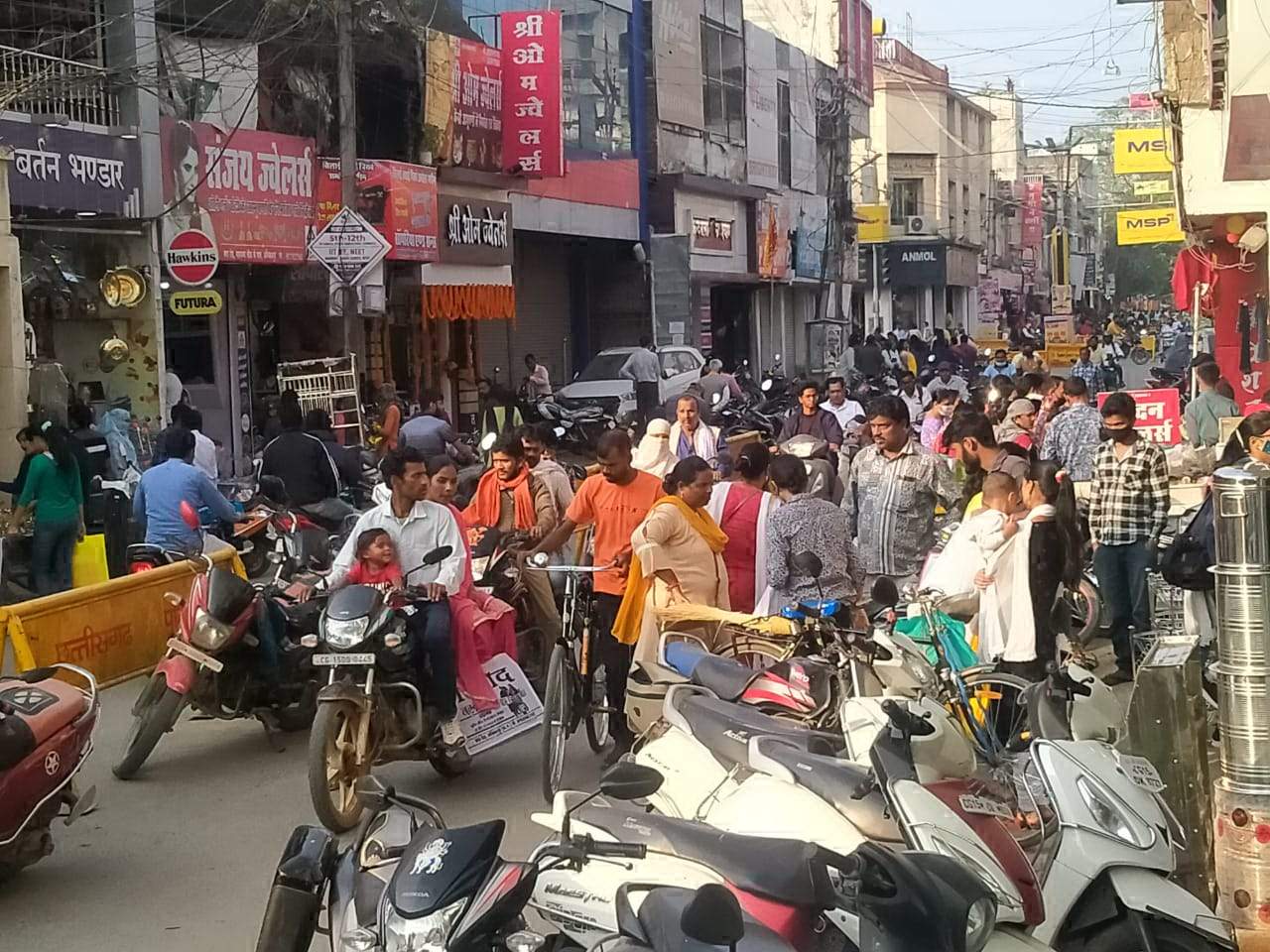 धनतेरस पर जमकर हुई धनवर्षा, करोड़ों की खरीदारी से बाजार गुलजार