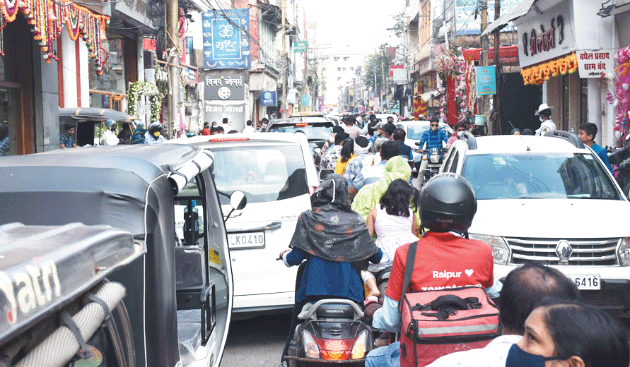  धनतेरस पर बाजार में रौनक, भीड़ उमड़ी