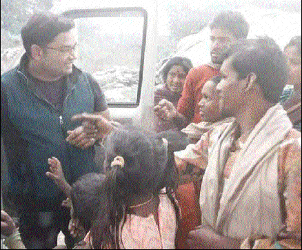 बस्तियों में बांटे कंबल-गर्म कपड़े