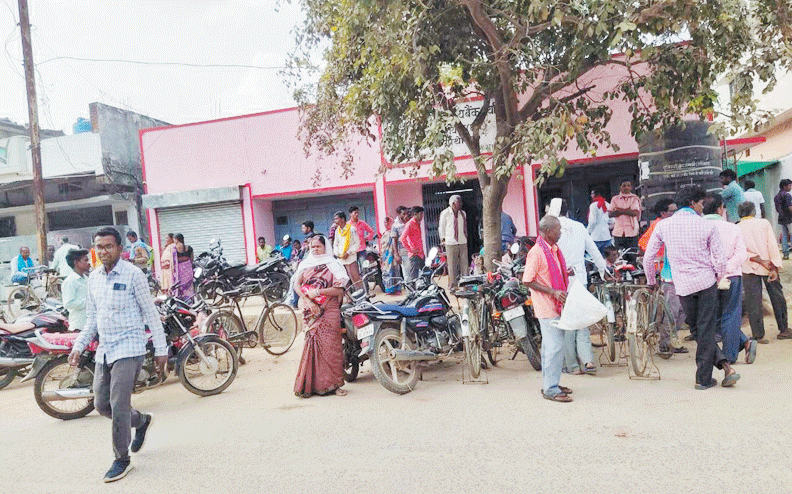 बैंकों-एटीएम में किसानों की भारी भीड़ बैंकों-एटीएम में किसानों की भारी भीड़