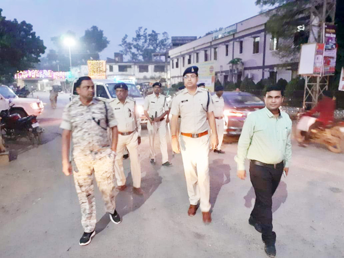 दीपावली पर व्यवस्था बनाने अफसरों का पैदल मार्च