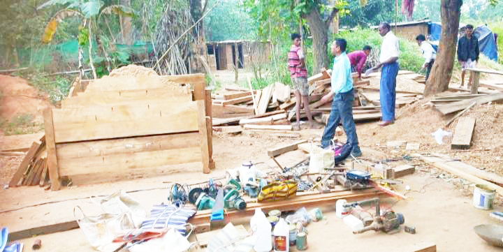 5 लाख के फर्नीचर बरामद