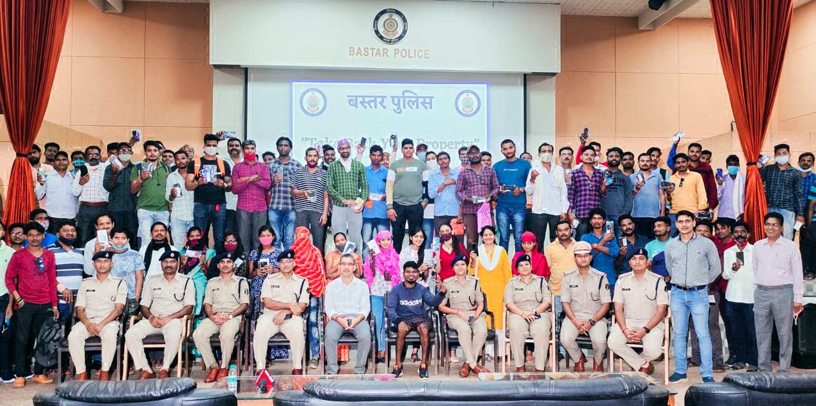 गुम मोबाइल ढूंढकर मालिकों को सौंपा गुम मोबाइल ढूंढकर मालिकों को सौंपा