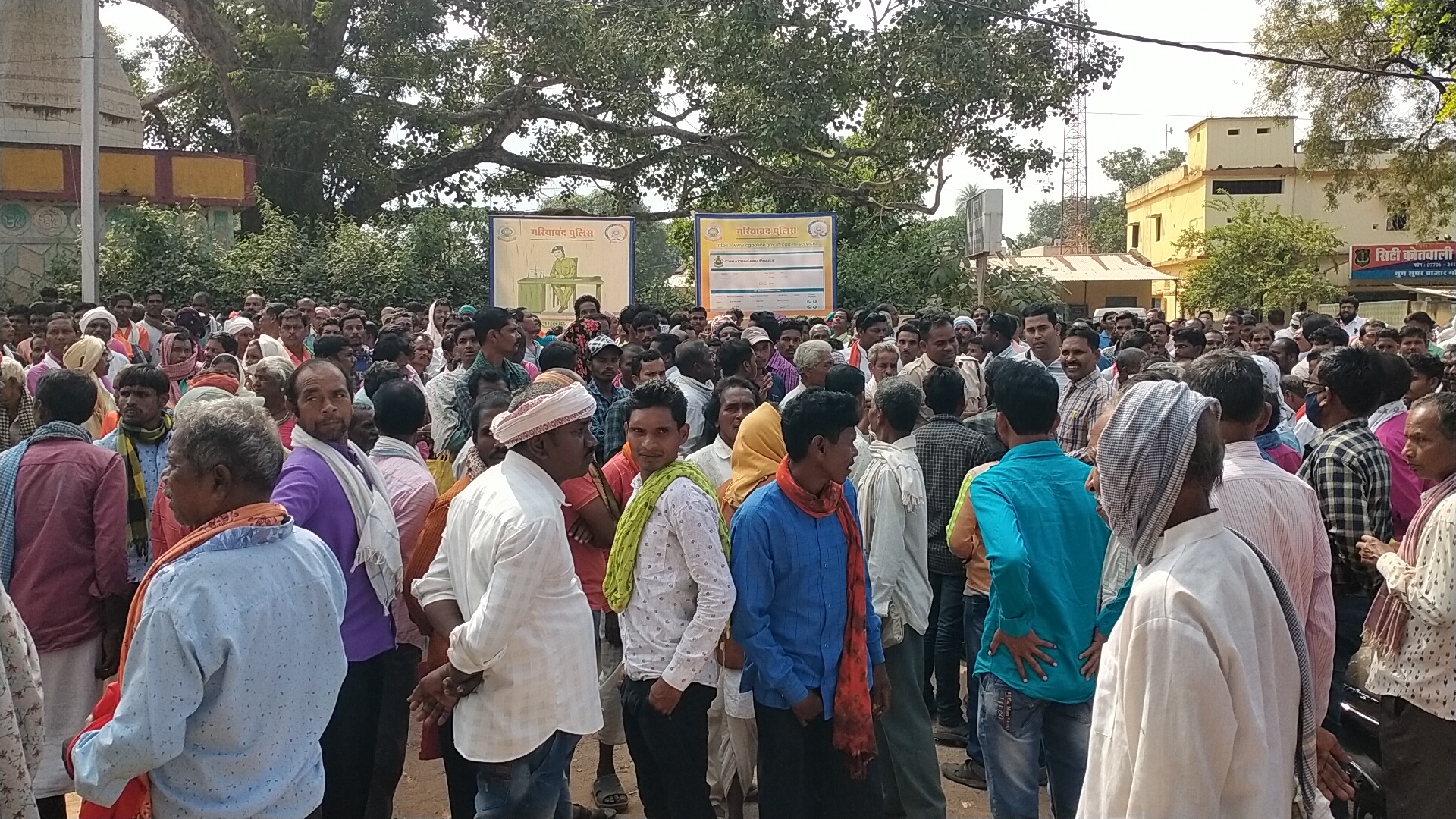 बैंक में रुपये खत्म होने की खबर मिलते ही किसान सडक़ पर उतरे, हाइवे जाम बैंक में रुपये खत्म होने की खबर मिलते ही किसान सडक़ पर उतरे, हाइवे जाम