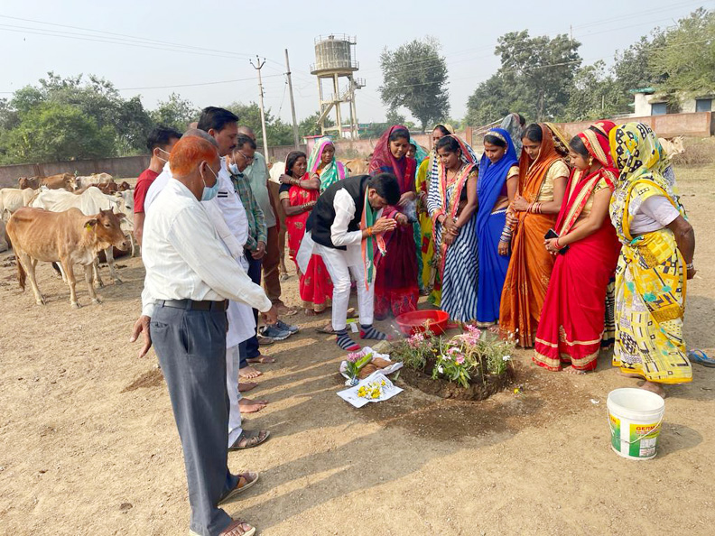जिपं अध्यक्ष ने की गोवर्धन पूजा