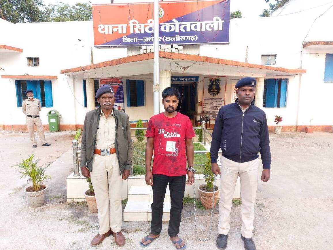 नाम बदलकर काम कर रहा था नक्सल आरोपी