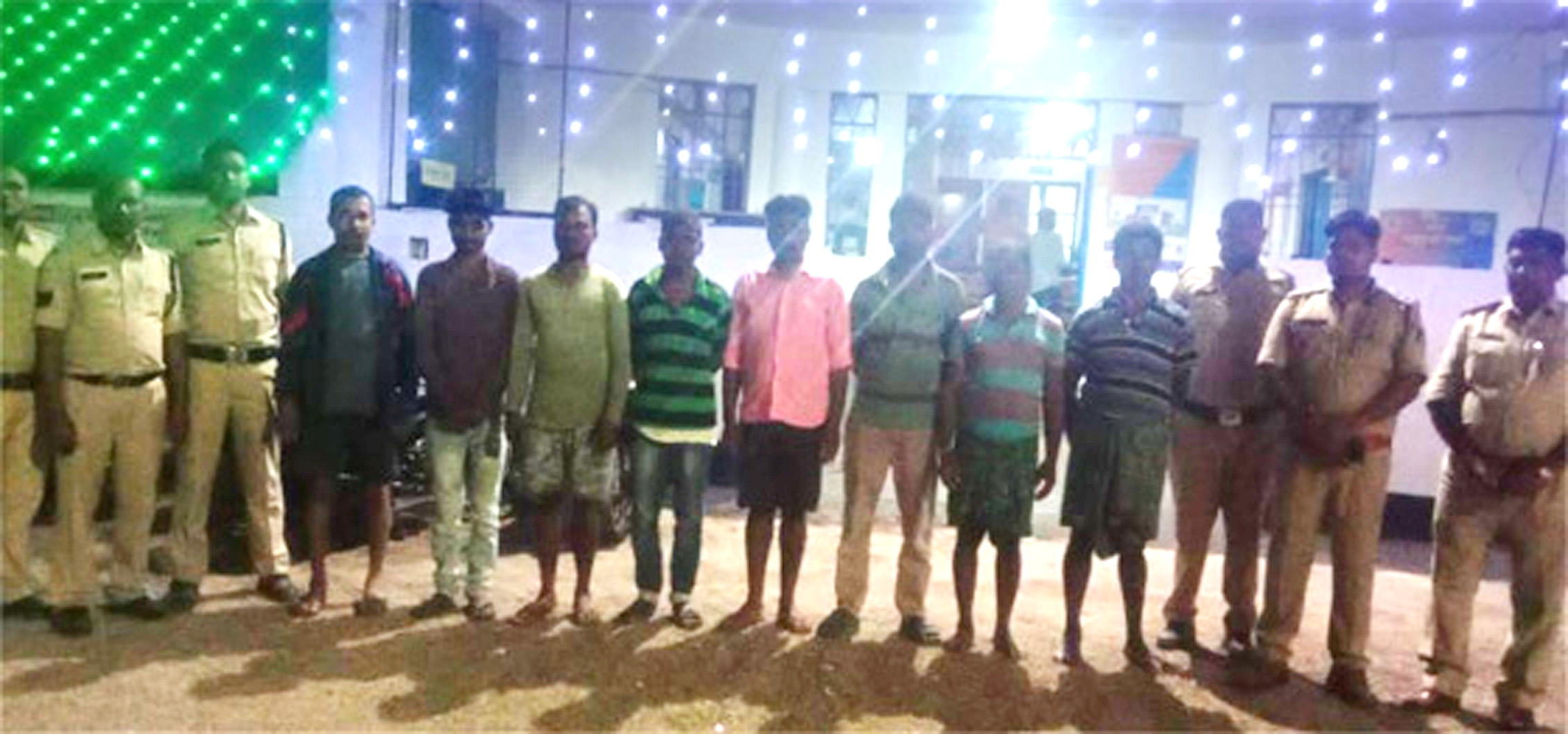 जुआ पकडऩे गई पुलिस से विवाद-हाथापाई, 8 बंदी