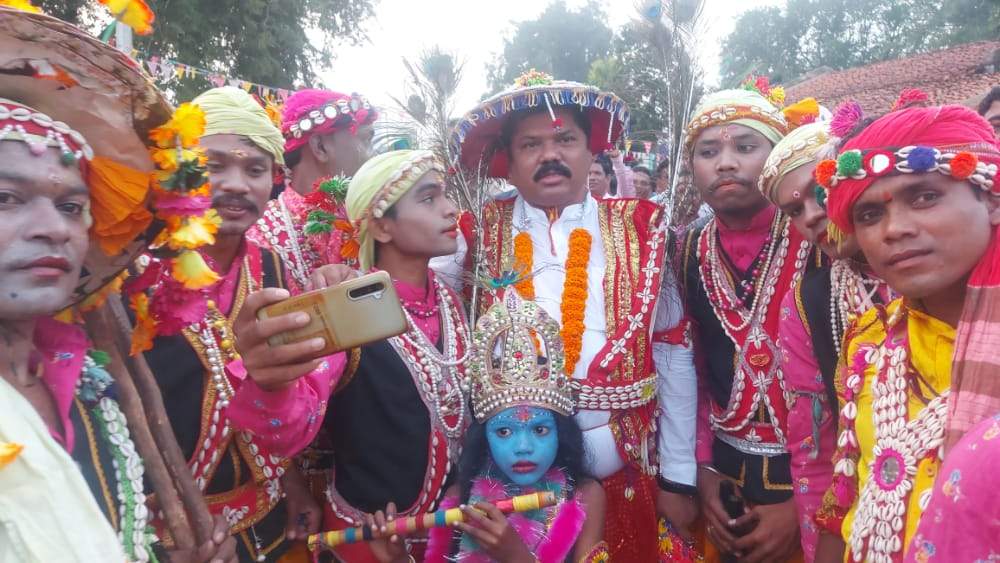 राउत का वेश धर दोहा लगाने लगे केशकाल विधायक