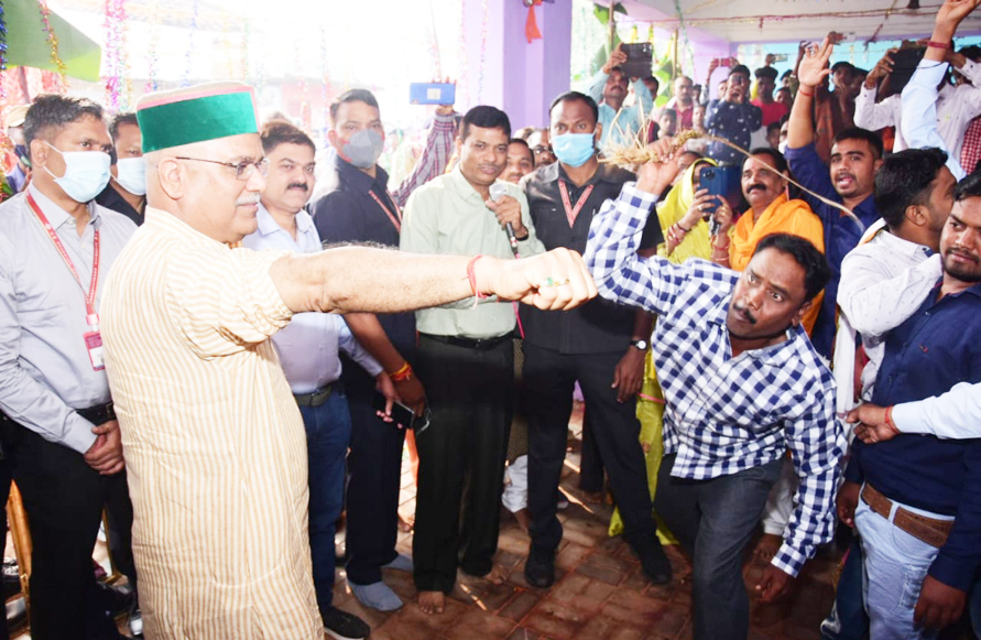 प्रदेश के नागरिकों की मंगल कामना के लिए भूपेश ने सहे कुश से बने सोटे के प्रहार