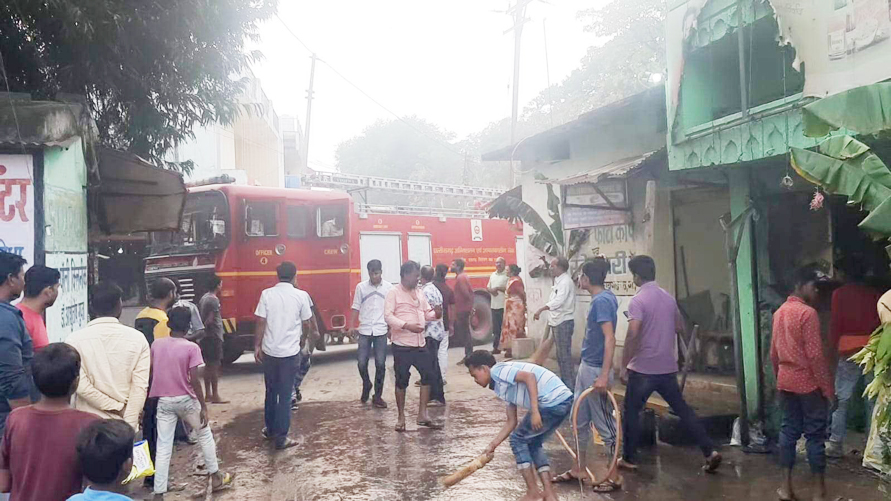 दुकानदार के पटाखों में लगी आग, बड़ी अनहोनी टली