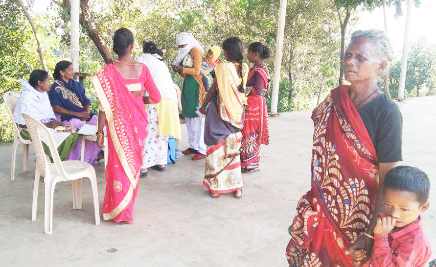 एक ही शिविर में बन रहे हैं आधार कार्ड, लग रहा है कोरोना टीका