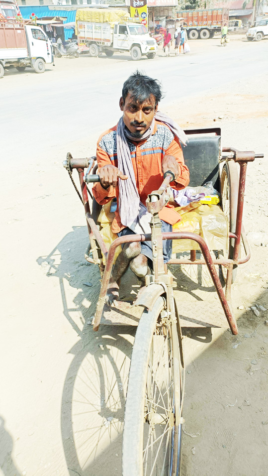 आईटीआई पास दिव्यांग युवक काम के लिए भटक रहा दर-दर