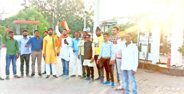 राज्य सरकार से वैट कम करने की मांग, भाजयुमो का पेट्रोल पंप में प्रदर्शन राज्य सरकार से वैट कम करने की मांग, भाजयुमो का पेट्रोल पंप में प्रदर्शन