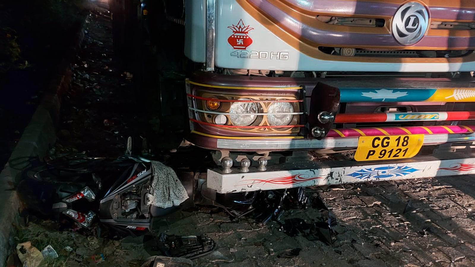 तेज रफ्तार बाइक सडक़ पार कर रहे बुजुर्ग को ठोकर मार खड़ी ट्रक में जा घुसी