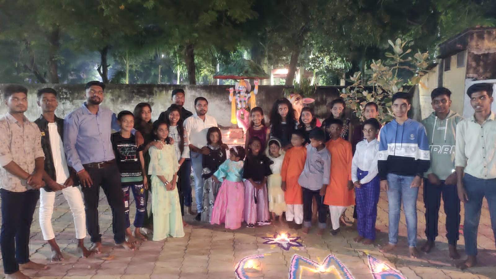 चैंपियन मार्शल आर्ट्स एकेडेमी में मनी दीपावली, बच्चों ने बनाई रंगोली और फोड़े पटाखे