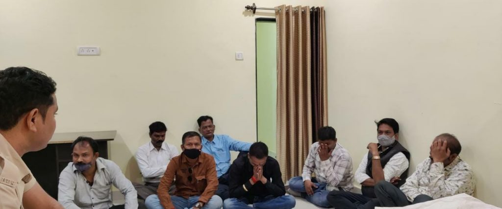 लोनिवि रेस्ट हाउस में जुआ खेलते 8 पकड़ाए