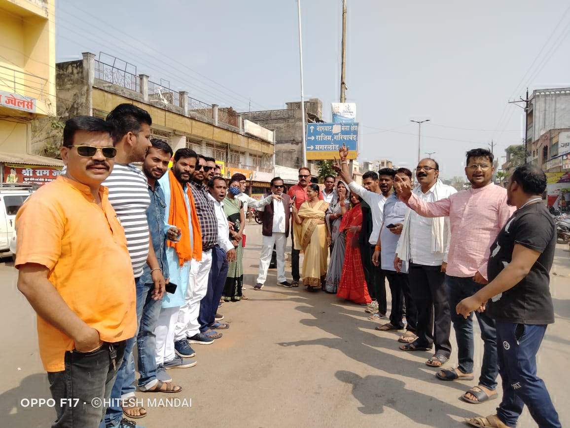 भाजपाइयों ने फूं का सीएम का पुतला