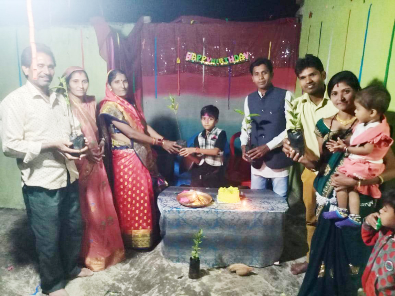 जन्मदिन समारोह में अतिथियों को बांटे पौधे