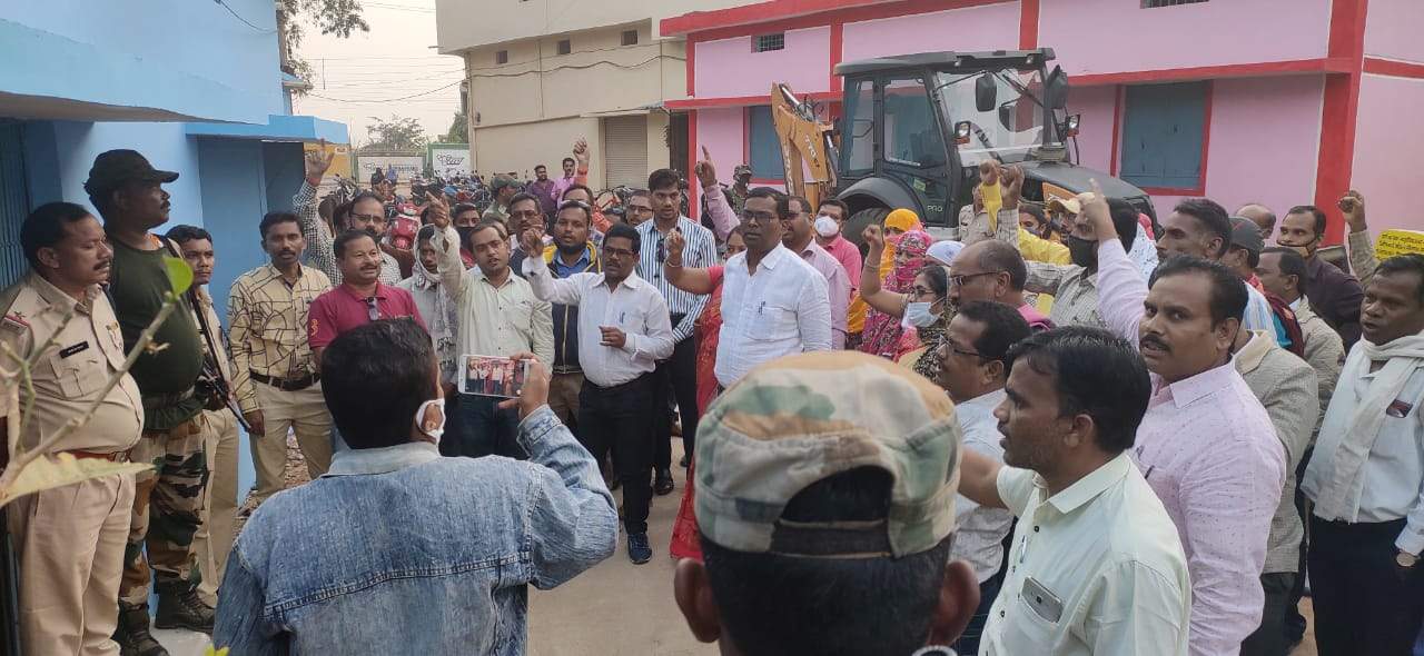 शिक्षकों ने नहीं मिला वेतन, बीईओ कार्यालय घेरा शिक्षकों ने नहीं मिला वेतन, बीईओ कार्यालय घेरा
