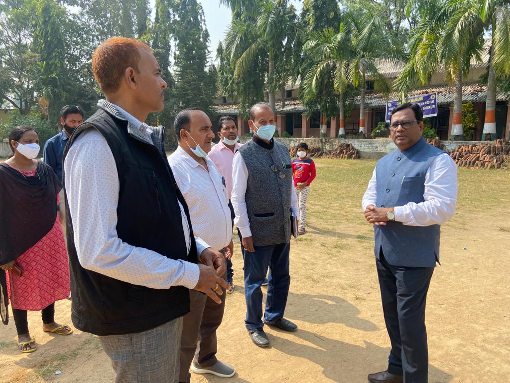 जिला शिक्षा अधिकारी ने स्कूलों का किया निरीक्षण