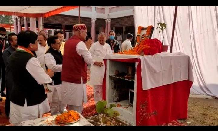 सीएम ने दी देवव्रत को श्रद्धांजलि