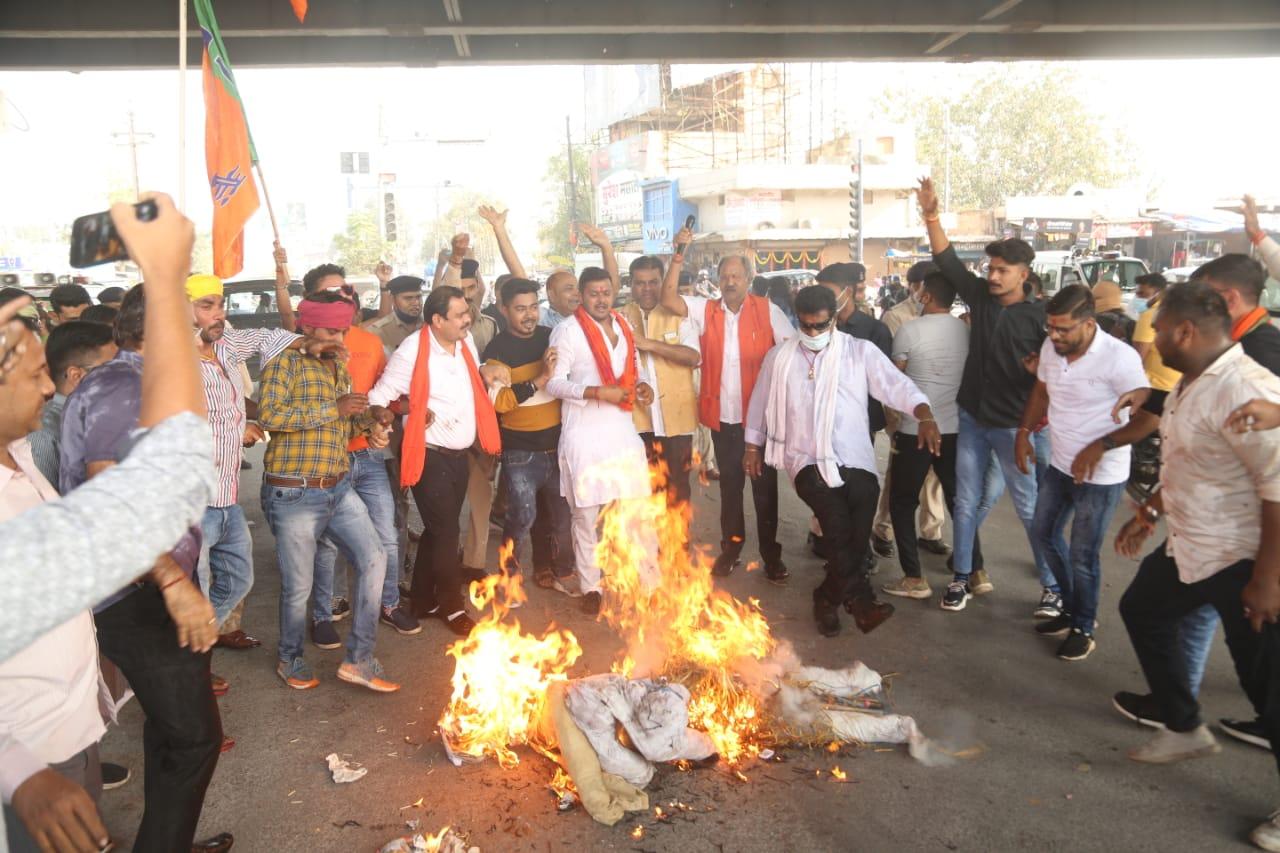 कवर्धा विवाद, जेल में बंद भाजपा नेताओं की रिहाई नहीं होने पर प्रदर्शन, बृजमोहन की अगुवाई में पुतला दहन