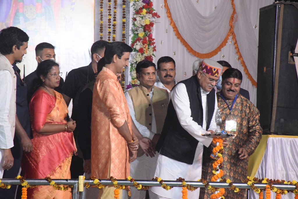 सीएम ने अभा कवि सम्मेलन का किया शुभारंभ
