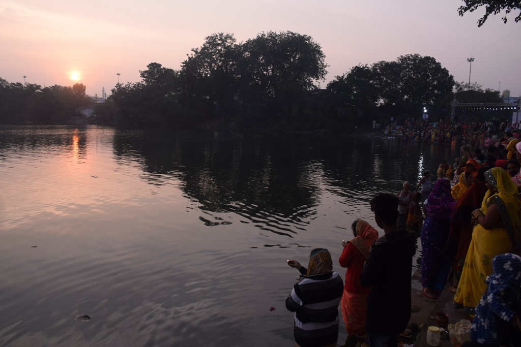 सुबह अध्र्य देकर छठ पर्व की बिदाई
