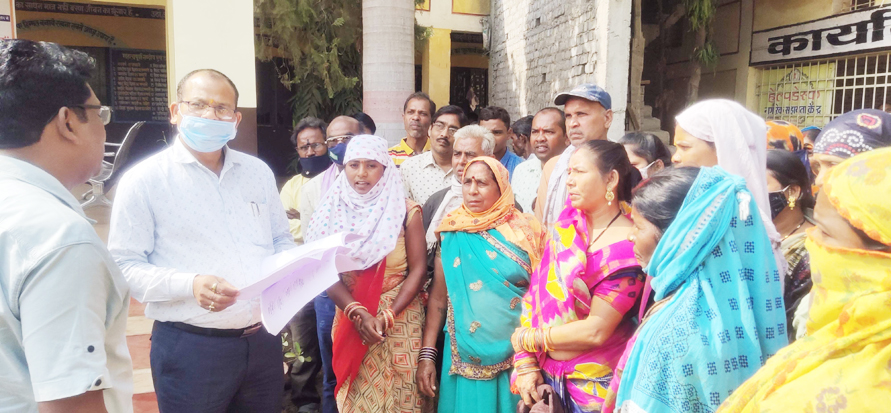 ह्यकर्ज में डूबे मध्यान्ह भोजन संचालक, किया घेराव ह्यकर्ज में डूबे मध्यान्ह भोजन संचालक, किया घेराव