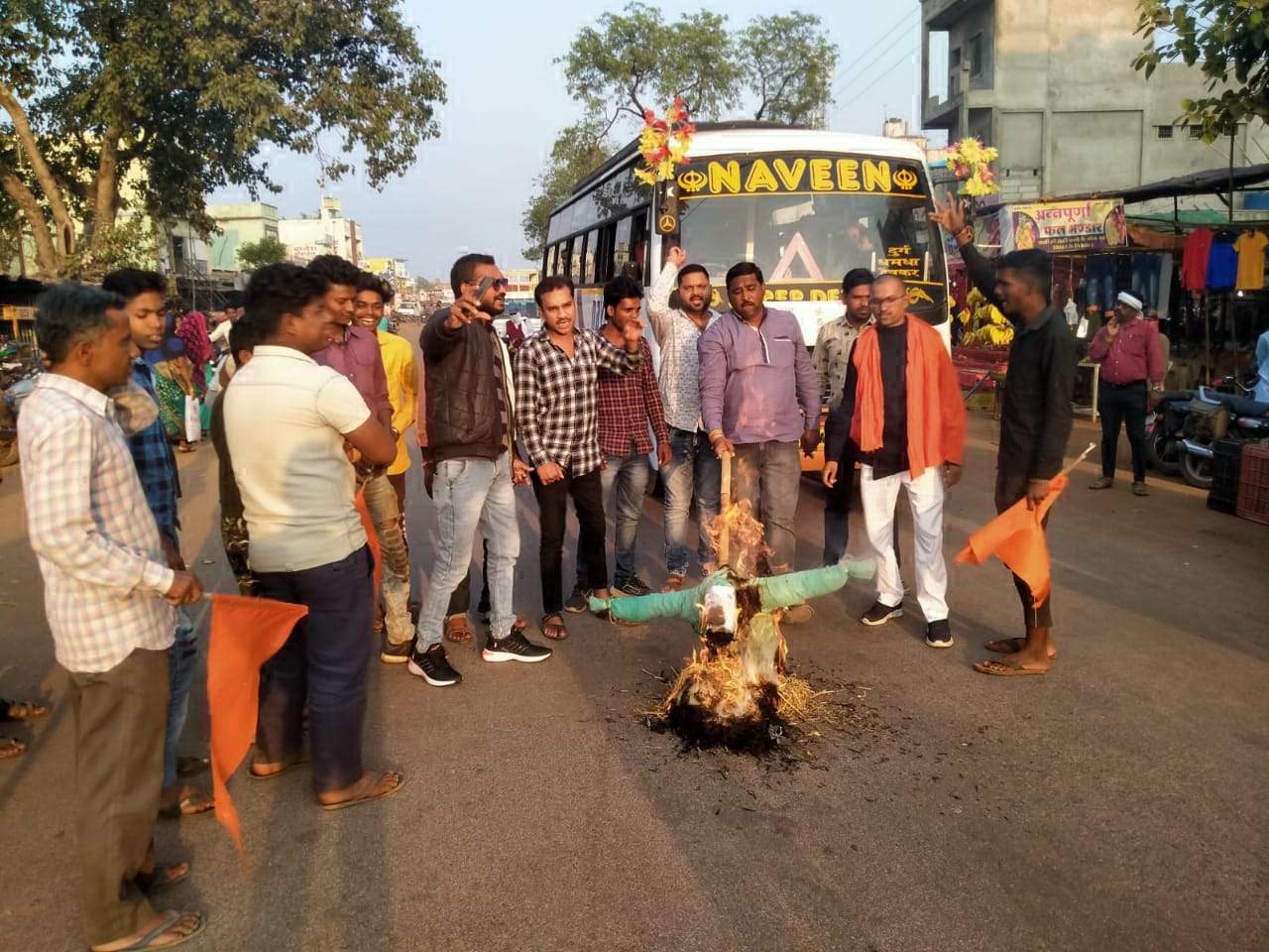 जेल में बंद भाजपा नेताओं की रिहाई की मांग, पुतला फूंका