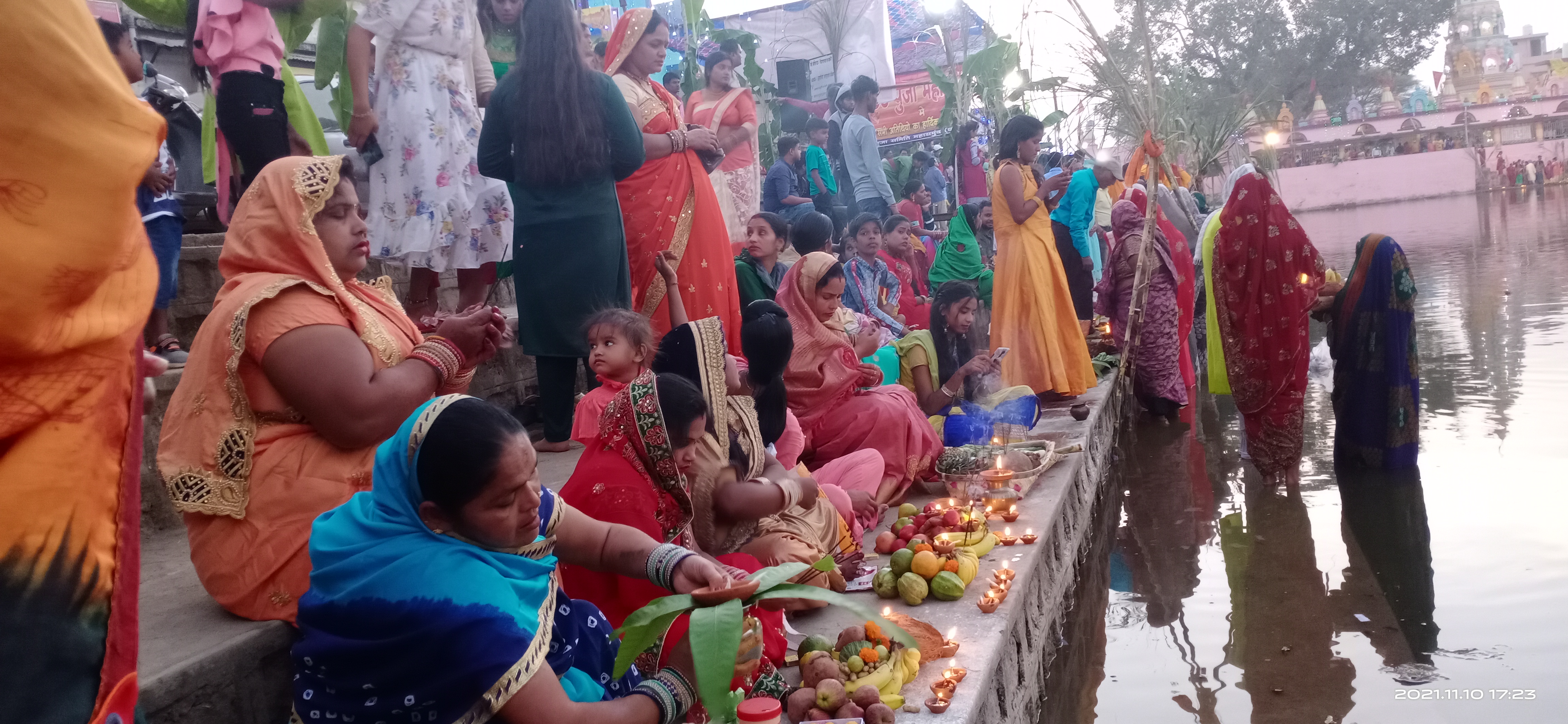 उगते सूर्य को छठ व्रतियों ने दिया अघ्र्य उगते सूर्य को छठ व्रतियों ने दिया अघ्र्य
