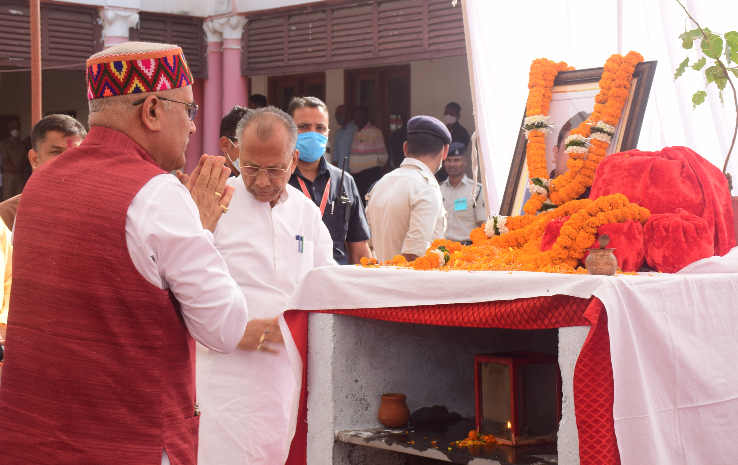 सीएम ने खैरागढ़ विधायक को दी श्रद्धांजलि