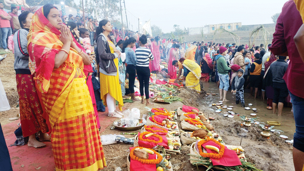 उगते सूर्य को दिया अघ्र्य, छठी मइया के लोकगीतों से गुंजायमान रहा घाट