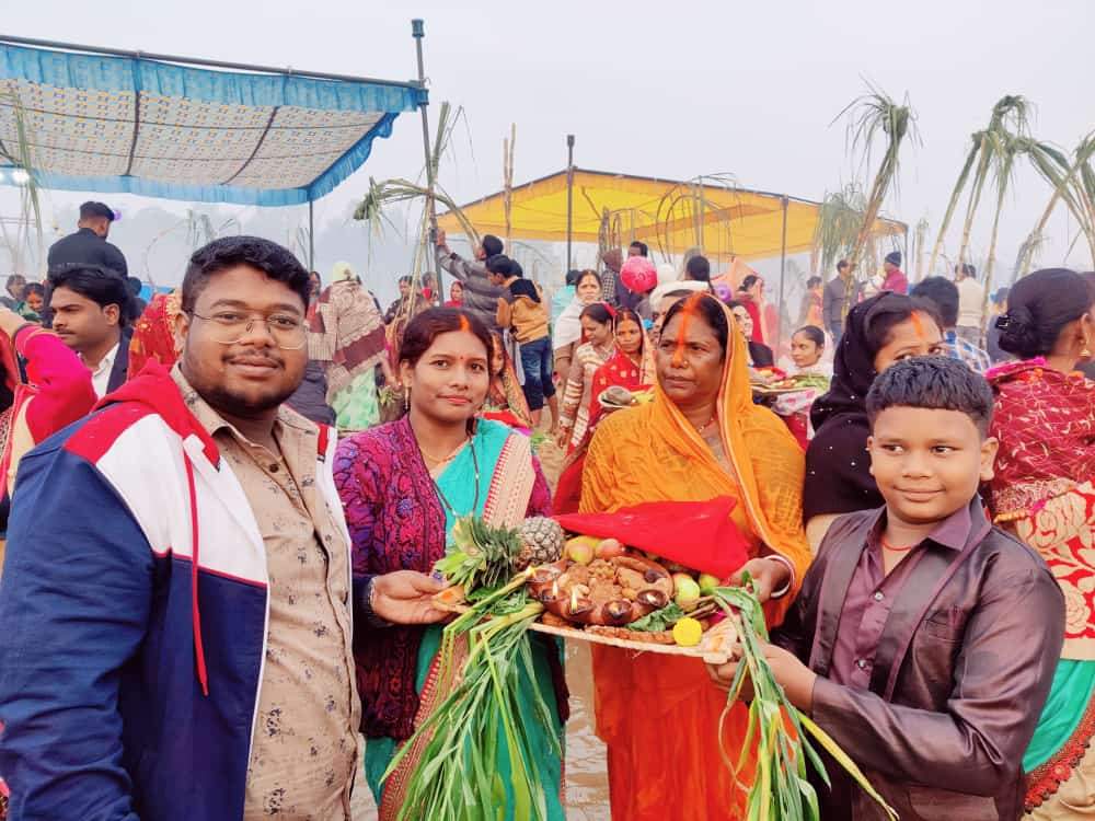 उगते सूर्य को दिया अघ्र्य, श्रद्धालुओं का उमड़ा जनसैलाब