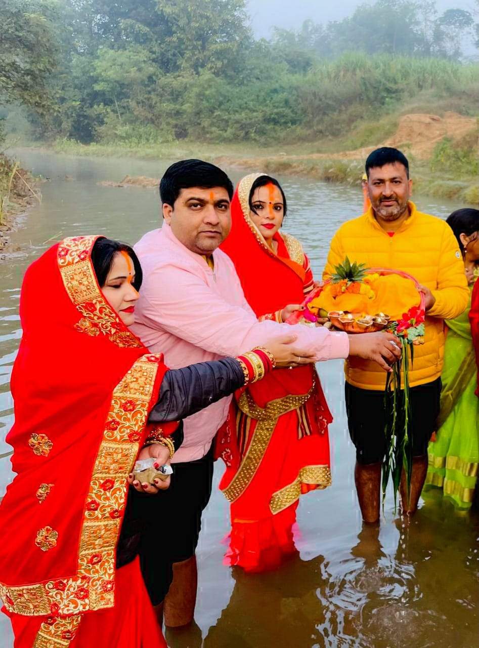 उगते सूर्य को अर्घ्य देकर छठ व्रतियों ने संतान व परिवार की मांगीं खुशियां