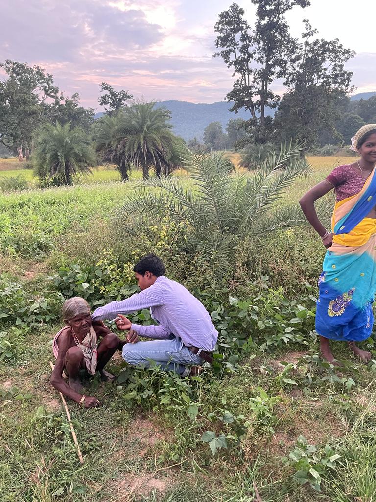 संवेदनशील क्षेत्रों में पहुंच चलाया जा रहा कोरोना टीकाकरण अभियान
