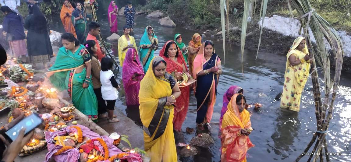 उगते सूर्य को दिया अघ्र्य, घाटों पर गूंजते रहे छठी मईया के गीत