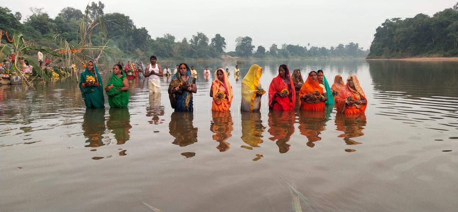 उगते सूर्य को दिया अघ्र्य, सुख-समृद्धि की कामना